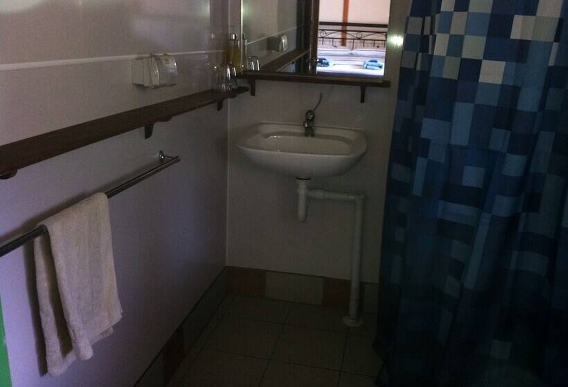 اتاق خانوادگی, Windrose B&b