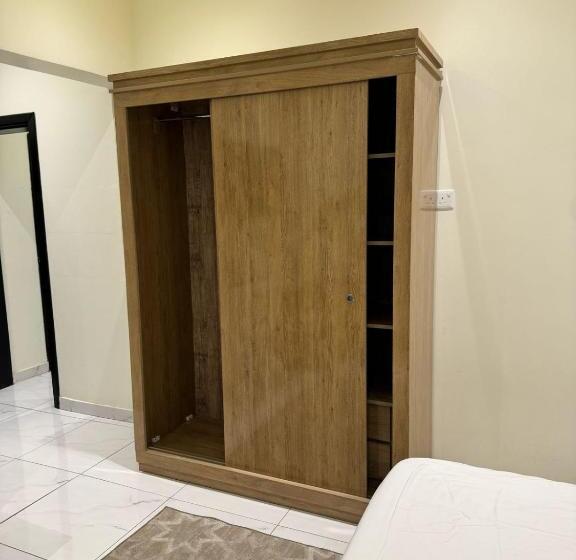 غرفة عائلية, سحابة صيف للشقق المخدومه