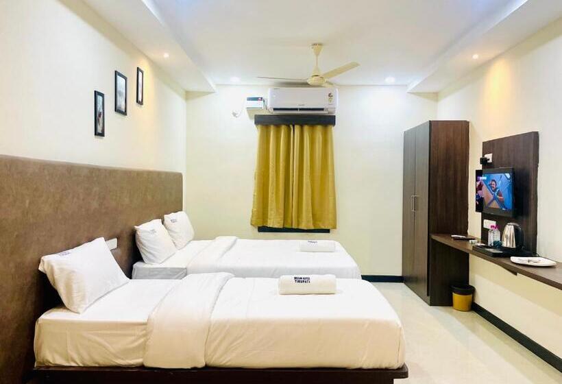 Quarto Triplo Deluxe, Deccan Suites, Tirupati