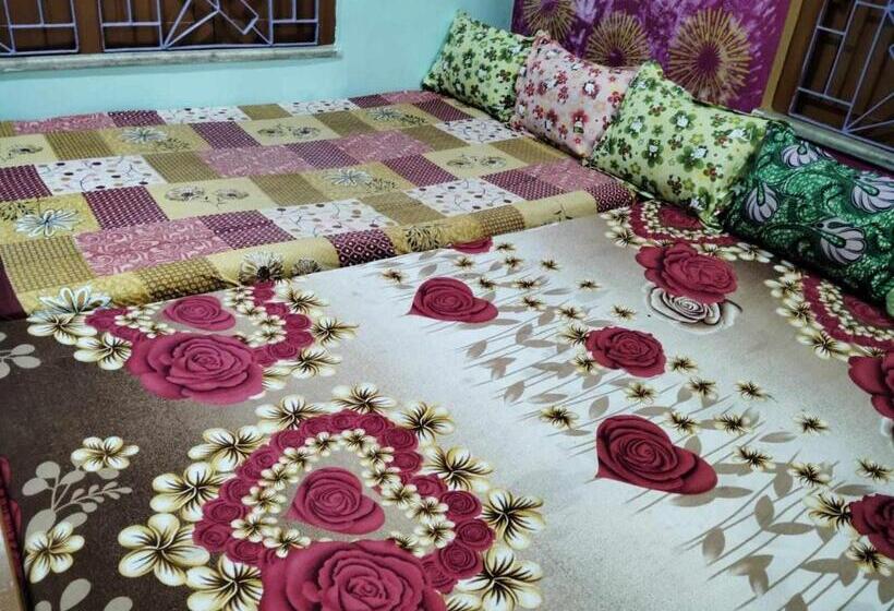 اتاق خانوادگی, Anirudha Guest House