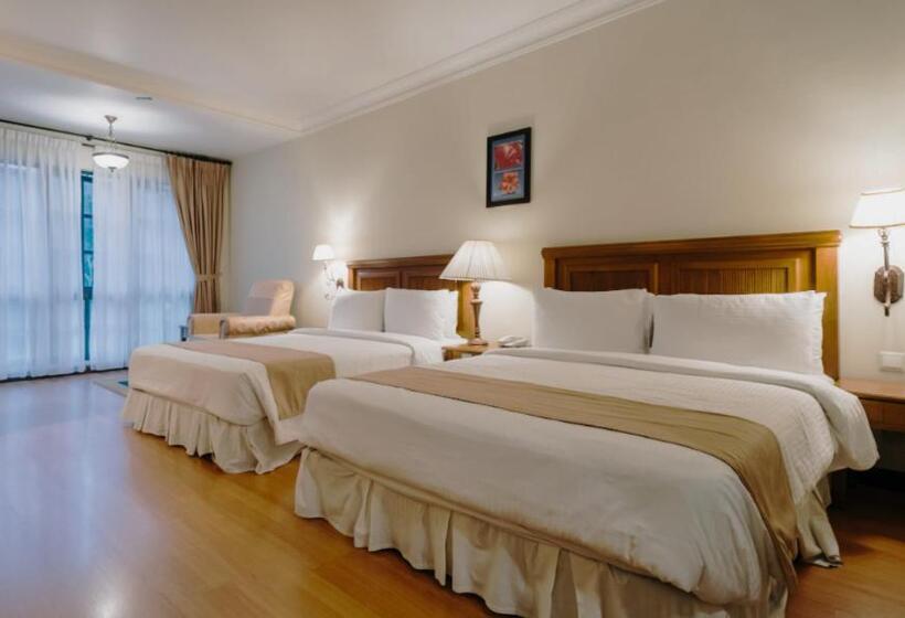 Четырехместный Номер Стандарт с Балконом, Somaya Hotel And Restaurant