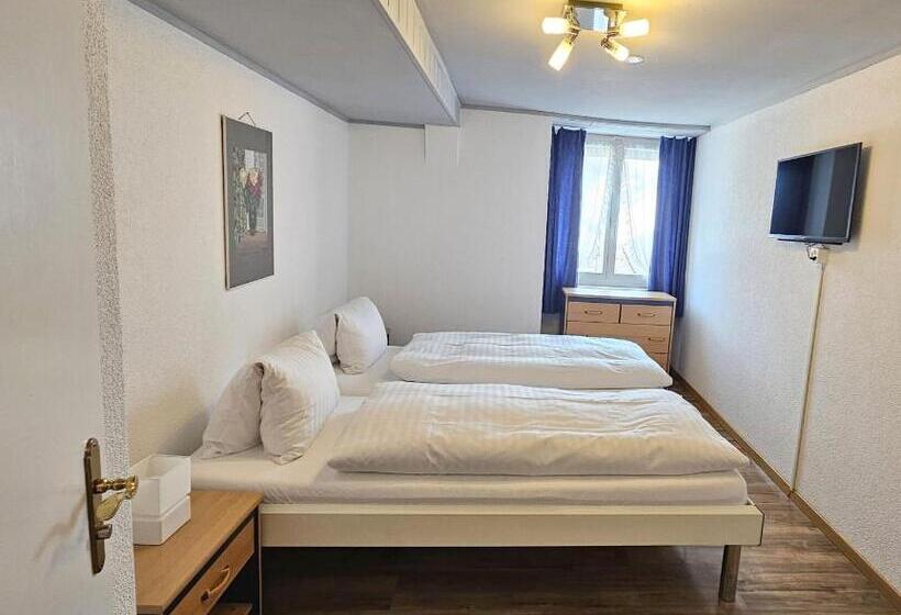 חדר משפחתי, Taverne Zur Linde