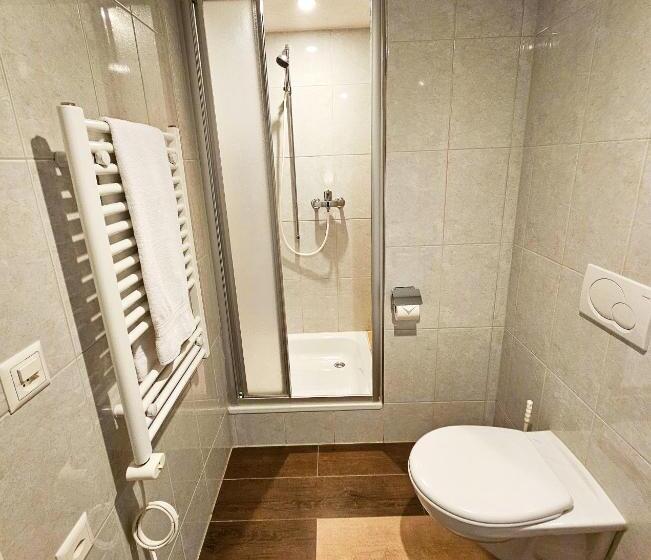 חדר משפחתי, Taverne Zur Linde