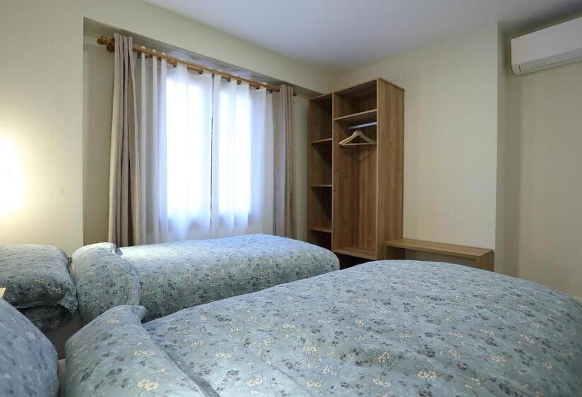 Quarto Familiar, Pensión Casa Carmen