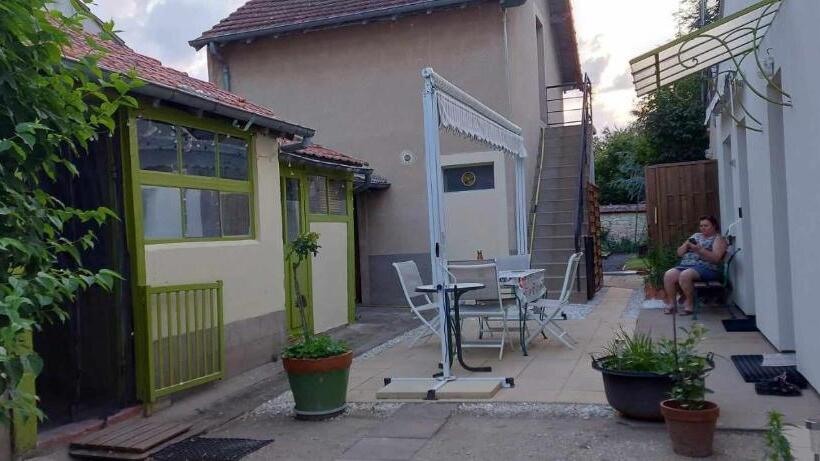 标准间, Chambre Agréable Au Fond Du Jardin