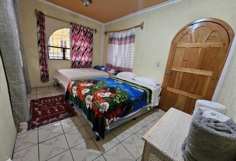 اتاق استاندارد چهارنفره با بالکن, Hostal Flor Del Lago