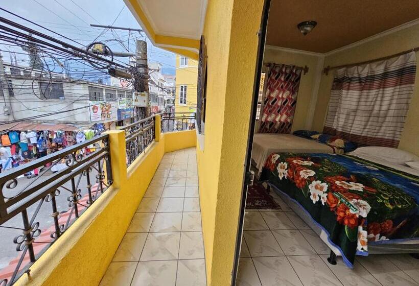 اتاق استاندارد چهارنفره با بالکن, Hostal Flor Del Lago