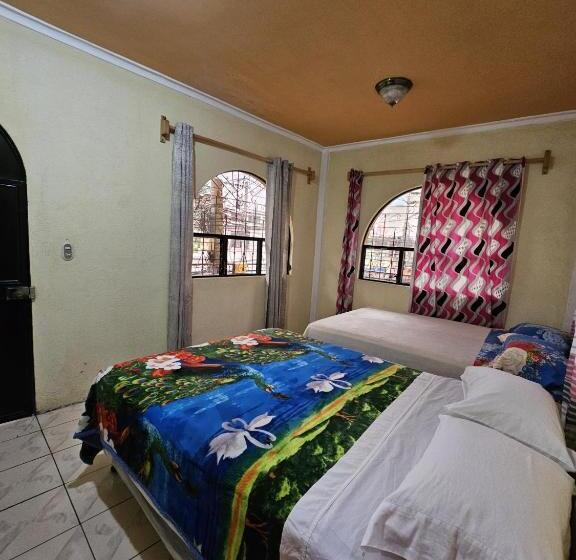 اتاق استاندارد چهارنفره با بالکن, Hostal Flor Del Lago