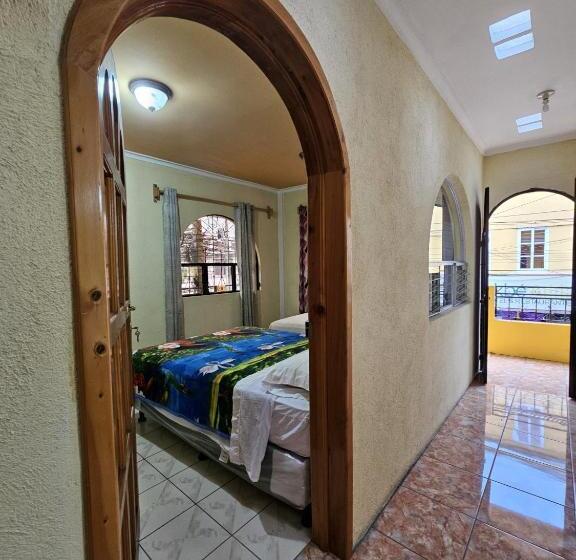 اتاق استاندارد چهارنفره با بالکن, Hostal Flor Del Lago