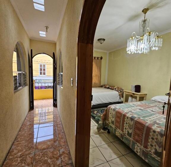 اتاق استاندارد چهارنفره با بالکن, Hostal Flor Del Lago