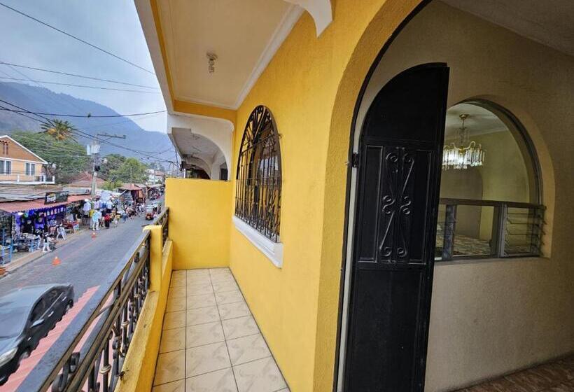 اتاق استاندارد چهارنفره با بالکن, Hostal Flor Del Lago