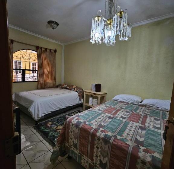 اتاق استاندارد چهارنفره با بالکن, Hostal Flor Del Lago