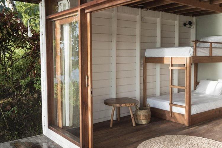 سرير فى غرفة مشتركه, Kaini Mentawai