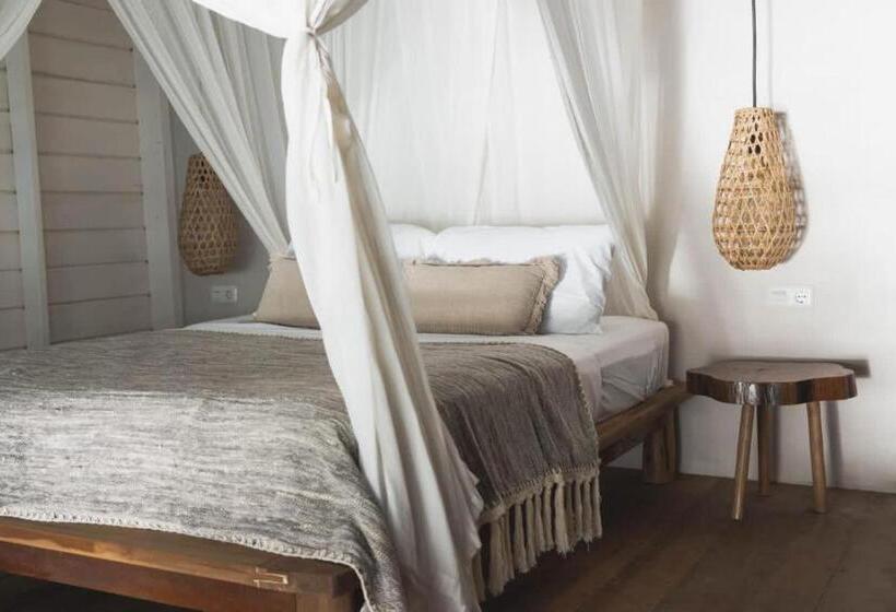 غرفة قياسية مطلّة علي البحر, Kaini Mentawai