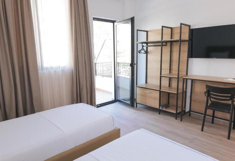 חדר משפחתי, Afa