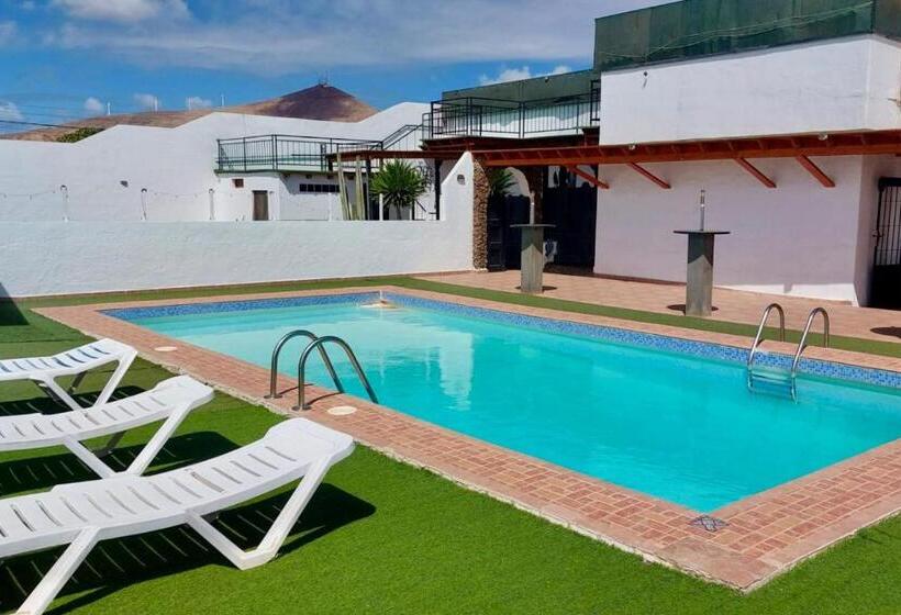 کلبه ییلاقی, Lanzarote Hostel