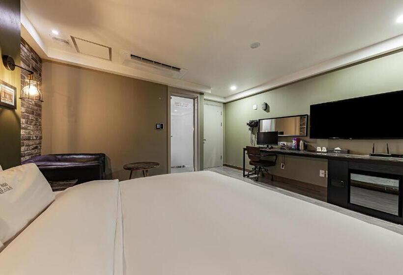 Номер Стандарт, Soseol Smith