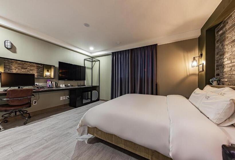 Номер Стандарт, Soseol Smith