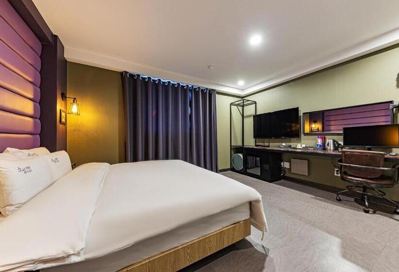 Номер Стандарт, Soseol Smith