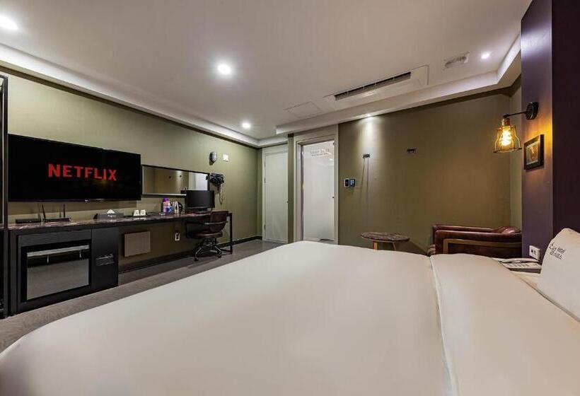 Номер Стандарт, Soseol Smith