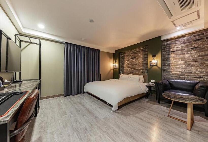 Номер Стандарт, Soseol Smith