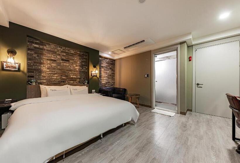 Номер Стандарт, Soseol Smith