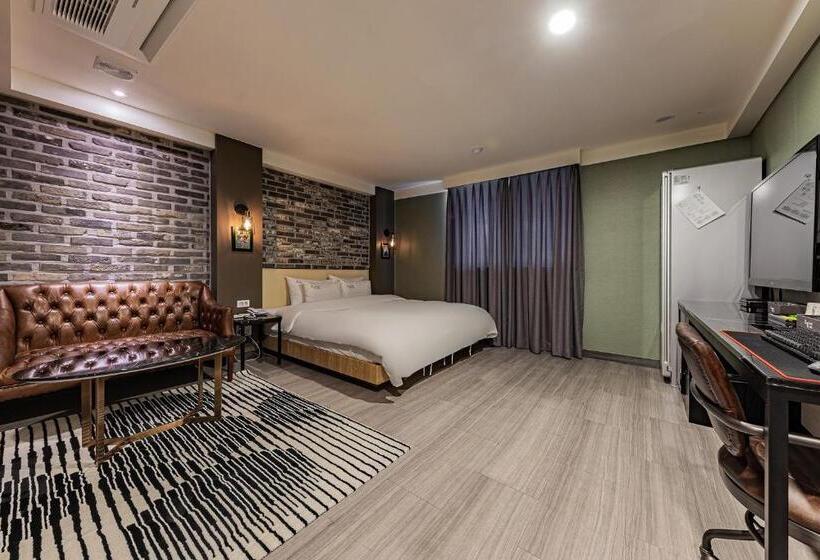 Номер бизнес-класса, Soseol Smith