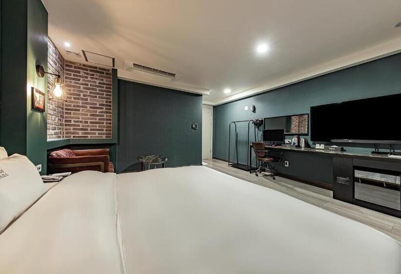 Номер бизнес-класса, Soseol Smith