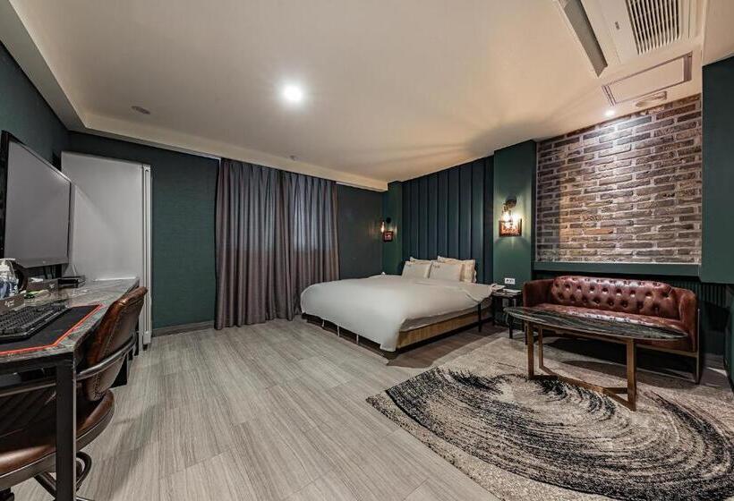 Номер бизнес-класса, Soseol Smith