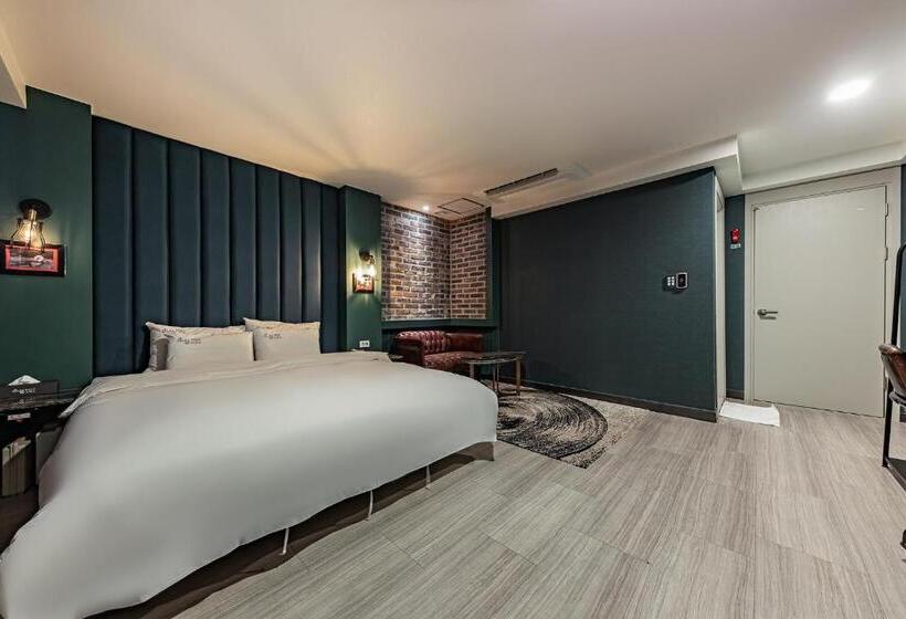 Номер бизнес-класса, Soseol Smith