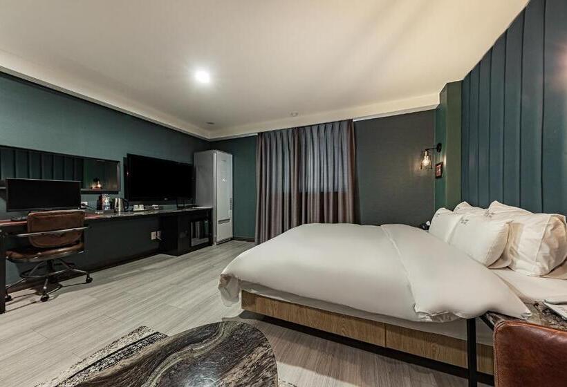 Номер бизнес-класса, Soseol Smith