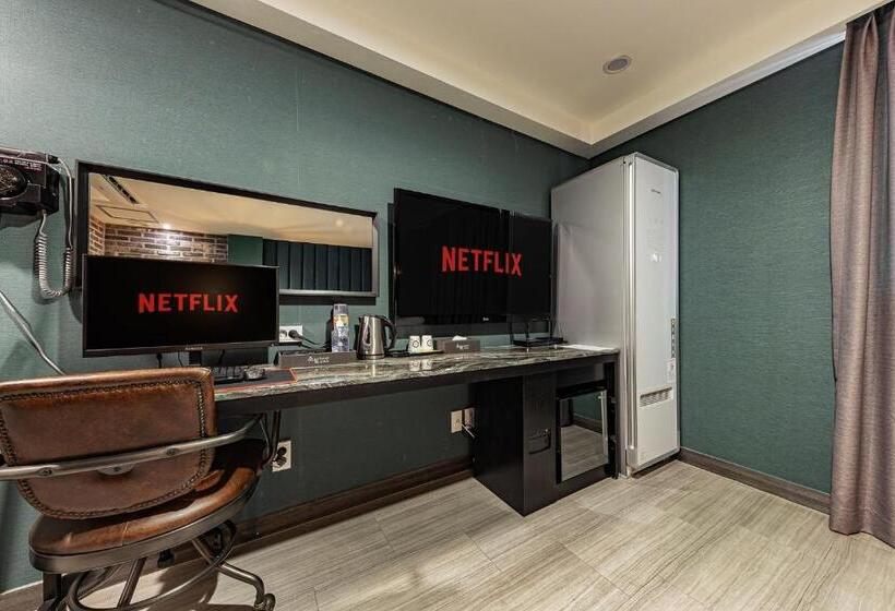 Номер бизнес-класса, Soseol Smith