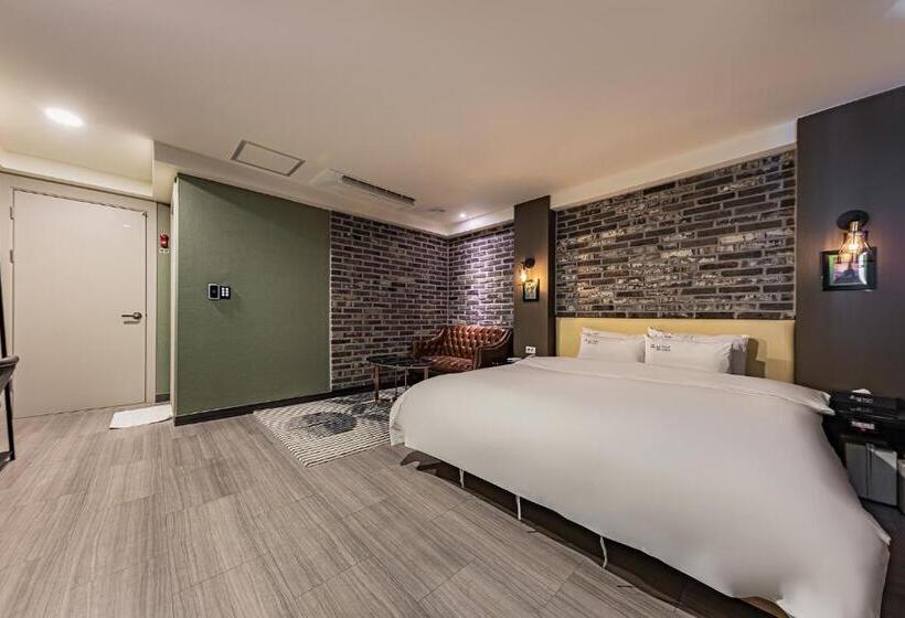 Номер бизнес-класса, Soseol Smith