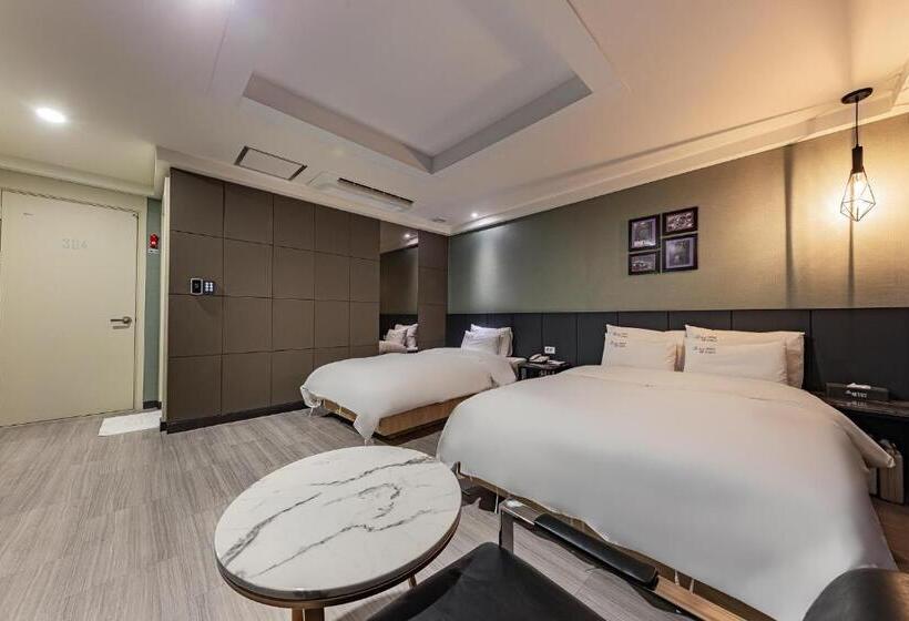 Номер Superior, Soseol Smith