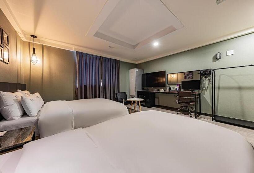 Номер Superior, Soseol Smith