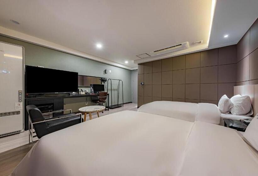 Номер Superior, Soseol Smith