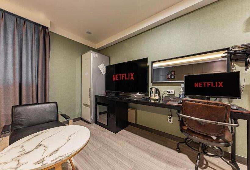 Номер Superior, Soseol Smith