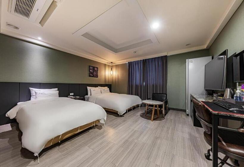 Номер Superior, Soseol Smith