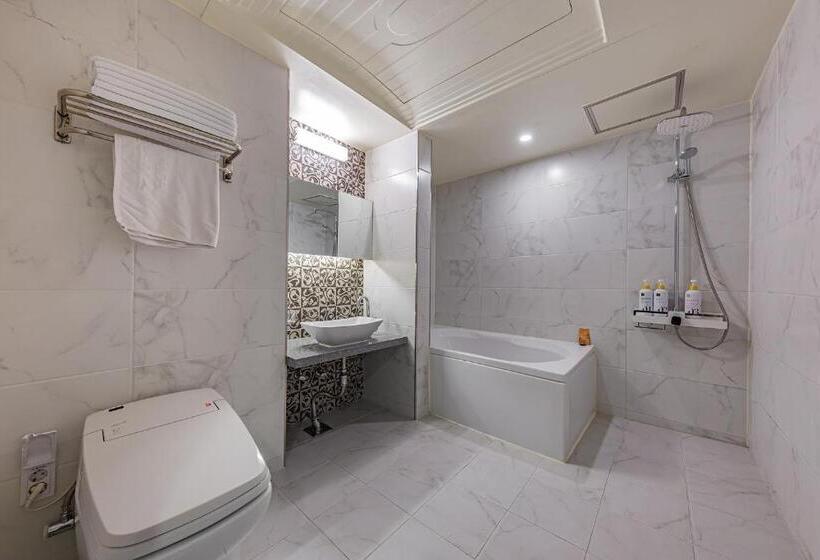 Номер Superior, Soseol Smith