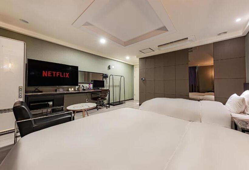 Номер Superior, Soseol Smith