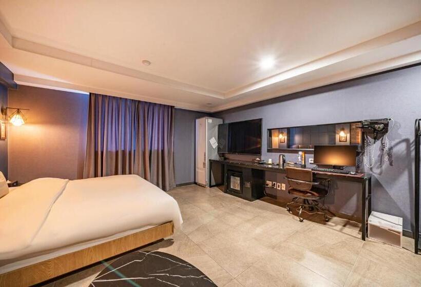 Люкс, Soseol Smith