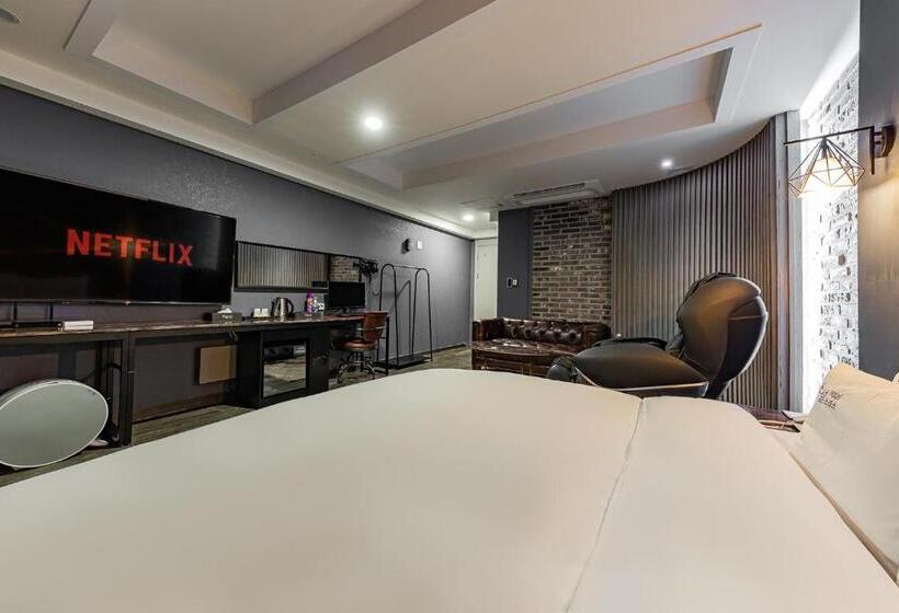 Люкс, Soseol Smith