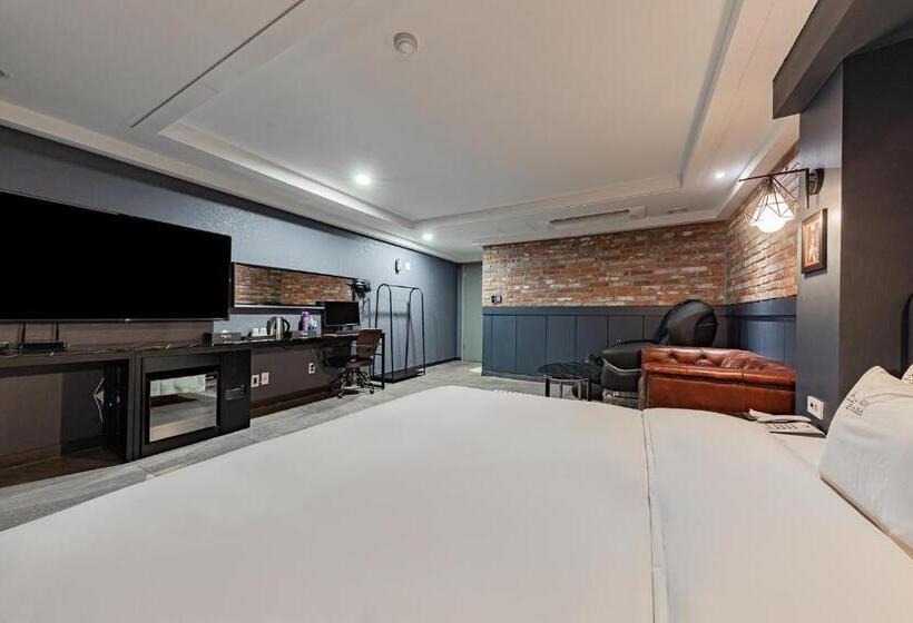 Люкс, Soseol Smith