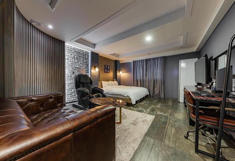 Люкс, Soseol Smith