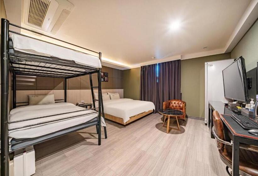 Семейный Номер, Soseol Smith