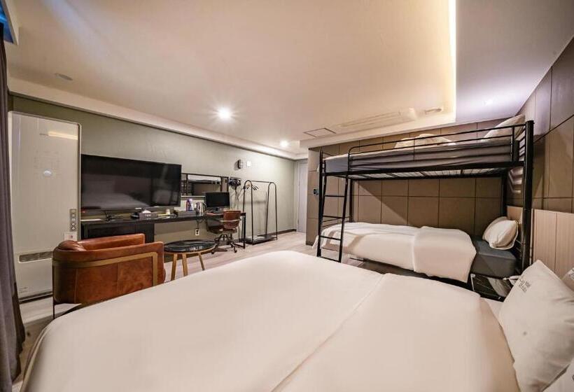 Семейный Номер, Soseol Smith