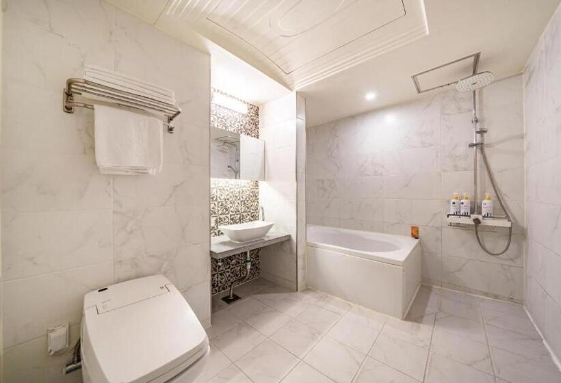 Семейный Номер, Soseol Smith