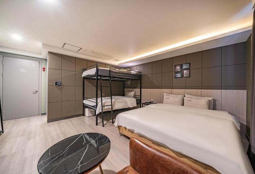 Семейный Номер, Soseol Smith