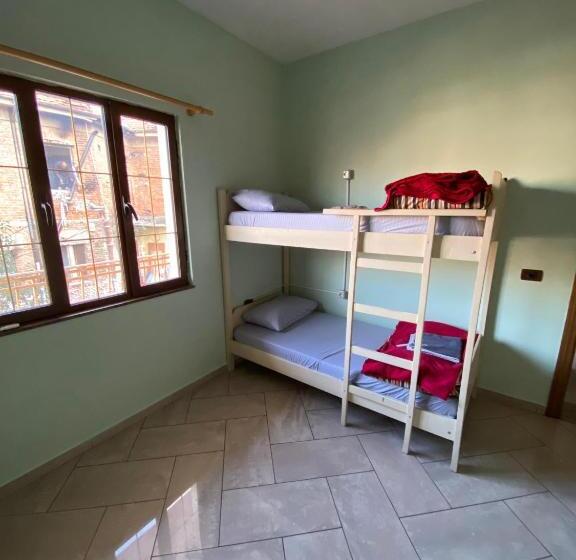 سرير فى غرفة مشتركه, Hostel Osho