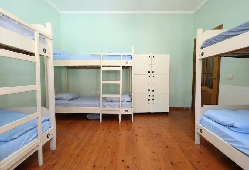 ルームシェアのワンベッド, Hostel Osho